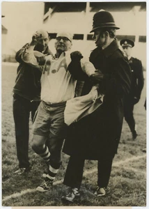 Rugby Afrique du Sud - Angleterre. Manifestation anti-apartheid. 1969. - Afbeelding 1 van 2