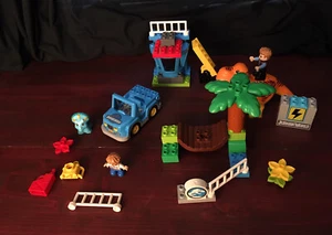 Lego Duplo Jurassic World Set T Rex Turm 10880, Sanfte Riesen Streichelzoo 10879 - Bild 1 von 7