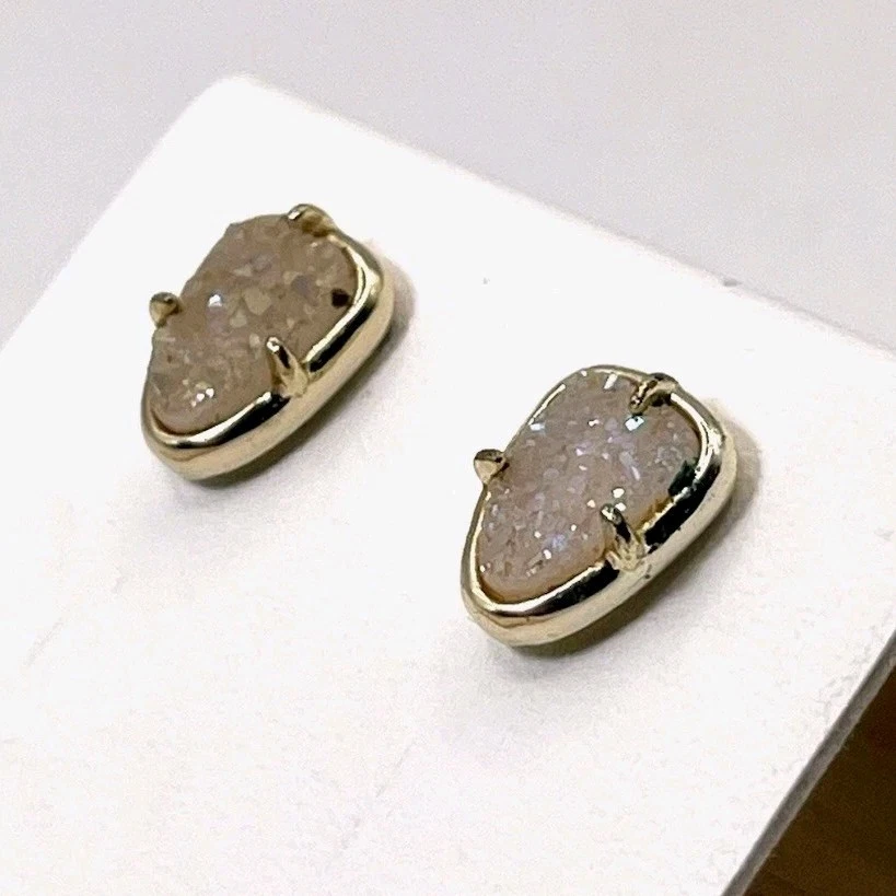 Brincos Kendra Scott Hazel iridescente drusa tom dourado pedra cintilante - Imagem 1 de 4