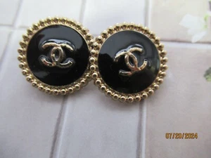 CHANEL 2 BOTONES 22 MM, DORADO tono negro, metal ESTO ES PARA 2 - Imagen 1 de 3