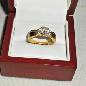 Goldfarbener Ring mit ovaler Mitte cz mit 2 kleinen cz auf jeder Seite Größe 8 - Bild 1 von 2