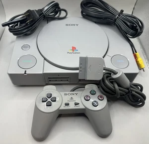 Sony PlayStation 1 Console Gioco SPCH-5501 1997 Testata Funzionante PS1 Cavi Controller - Foto 1 di 8