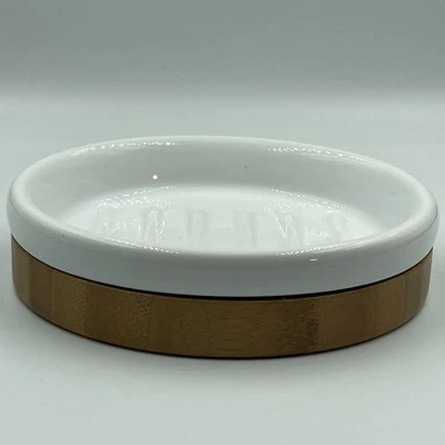 Jabonera ovalada de cerámica blanca Martha Stewart Living con base de bambú. Foto 1 de 4