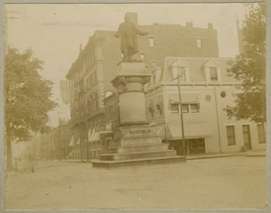 c1890 President Garfield Statue, Cincinnati, Ohio, Original Location & Podest - Bild 1 von 2