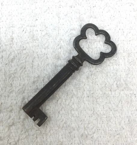 Vintage Hollow Barrel Skeleton KEY Ornate Metal #8 Cover