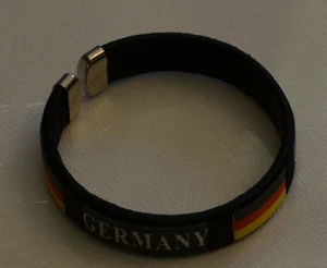 BRACELET ALLEMAGNE DRAPEAU MAILLOT EQUIPE DE LA MANNSCHAFT MÉTAL TISSUS ALLEMAND - Picture 1 of 3