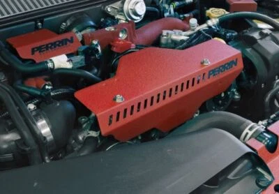 Cubierta de polea roja Perrin Performance para Subaru WRX 2002-2014 y STI 2004-2021 Foto 1 de 3