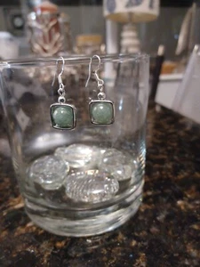 Ohrringe mit quadratischem Rahmen aus grüner Jade.  Sterling Silber Haken. - Bild 1 von 3