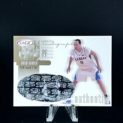 Drew Gooden 2002 Sage Auténtico Automático Dorado 1/80 #A13 Rookie Auto RC ¡Mira Kansas!! Foto 1 de 2