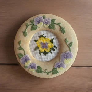 Stiefmütterchen lila gelb Handarbeit fertig gerahmt Kreuzstich - Bild 1 von 9