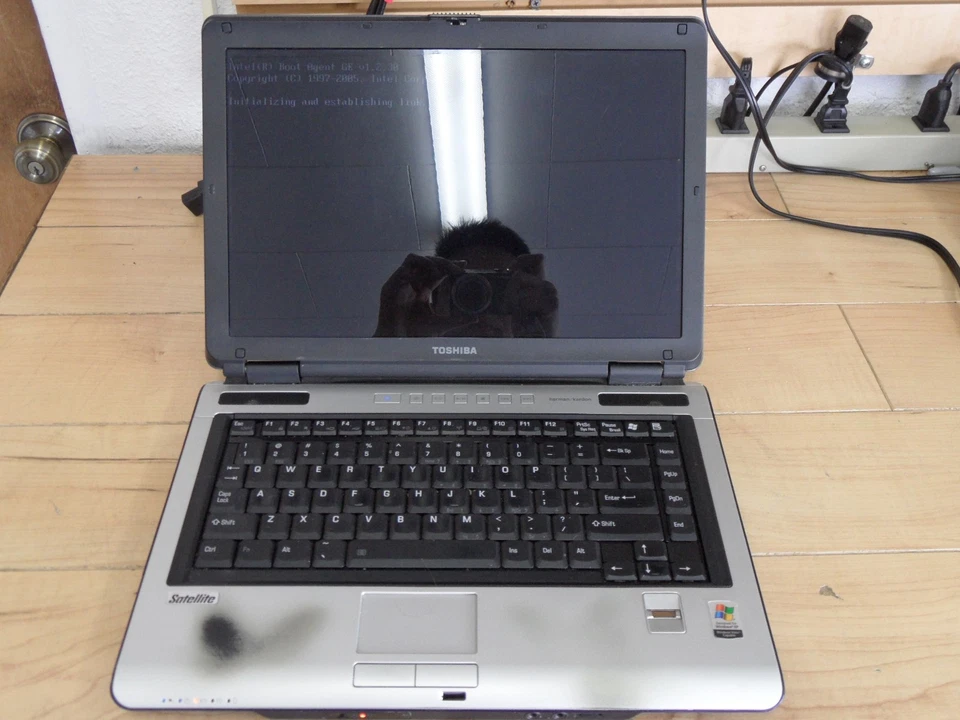 Portátil Toshiba Satellite M105 piezas M105-S3004 sin disco duro Foto 1 de 4