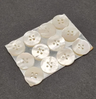 12 weiße Perlmutt 4-Loch-Knöpfe 15 mm / Mother-of-Pearl Button Bouton Nacre E5 - Bild 1 von 2