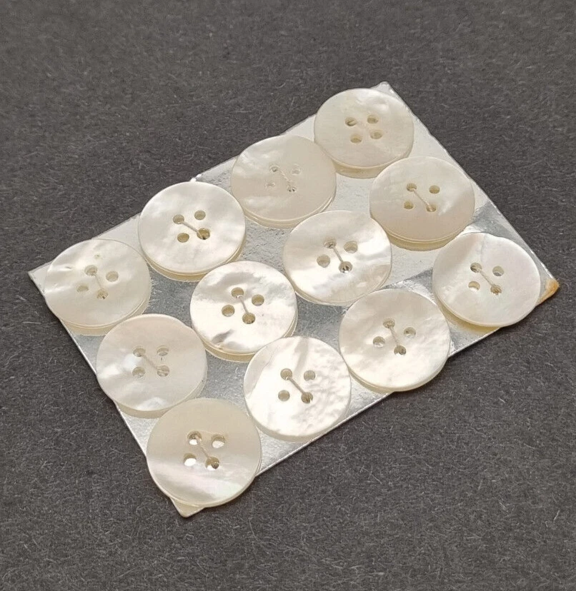 12 weiße Perlmutt 4-Loch-Knöpfe 15 mm / Mother-of-Pearl Button Bouton Nacre E5 - Bild 1 von 2