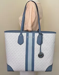 Borsa Michael Kors Eva MK Firma PVC Chambray Blu Multi Grande con Borsa - Foto 1 di 11