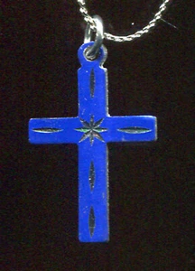 CRUZ ALUMINIO AZUL CORTE DIAMANTE SOBRE CADENA PLATEADA 18" (D388) - Imagen 1 de 3