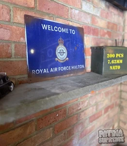 RAF Halton Schild rostig verwittert getragen Militär Royal Air Force RAF - Bild 1 von 4