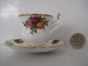 MINIATURA ROYAL ALBERT INGLATERRA ROSAS DE CAMPO ANTIGUAS TAZA Y PLATILLO CASA DE MUÑECAS TAMAÑO - Imagen 1 de 12