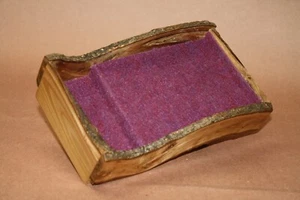 Bandeja de dados de madera dura hecha a mano Live Edge Catalpa con conjunto de dados blancos - Imagen 1 de 12