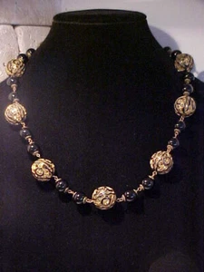 VINTAGE ~ VERKAUF ~ HATIE CARNEGIE HALSKETTE ~ GOLDFARBIGE FILIGRAN/SCHWARZE GLASKUGELN ~ SIGNIERT - Bild 1 von 10