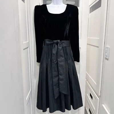 Vestido De Colección R&K Baile de graduación Años 80 90 Bruja Gótica Vamp Negro Terciopelo Micro Plisado Foto 1 de 4