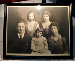 ANTIQUE EARLY 20th CENTURY FRAMED ST. JOSEPH MISSOURI FAMILY PHOTOGRAPH - Picture 1 of 4