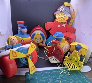 Vintage Fisher Price Zugspielzeug Züge Flugzeug Boot Welpe Vogelscheuche - Bild 1 von 11