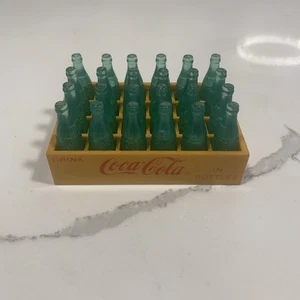 Estuche amarillo plástico miniatura vintage Coca-Cola con 24 botellas 3,75" X 2" en muy buena condición  - Imagen 1 de 11