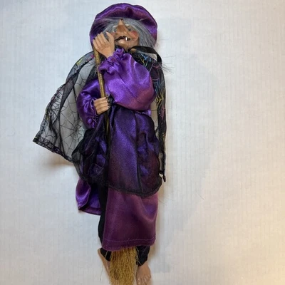 Boneca bruxa posável Halloween Ganz Flying com bastão de broom rosto assustador 8" - Imagem 1 de 2