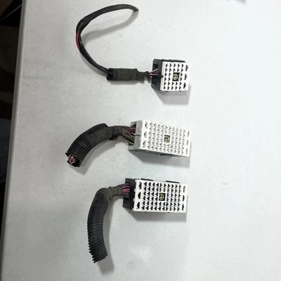 2008-2009 Chevrolet Express GMC Savana Van Fuse Box Connectors 25888289/25888290 - Image 1 of 4