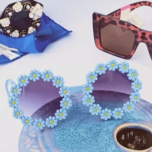 New Blossom in Style: Daisy Flower Kids Sunglasses - Retro Elegance! - Picture 1 of 2