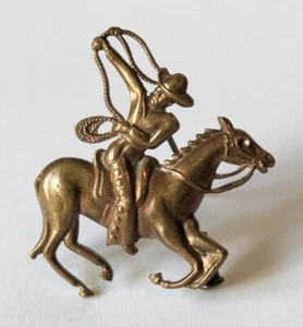 Vintage Cowboy Bucking Bronco Brooch Rodeo Horse 1.6 x 1.6 in / 3,5 x 3,5 cm - Imagen 1 de 9