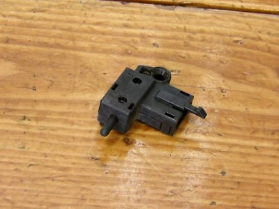 93-98 Triumph Sprint CLUTCH MASTER CYLINDER SWITCH 2040038-T0301 - Imagem 1 de 2