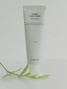 Hyggee Vegan Sun Cream SPF50+ PA++++ 50 ml Mild and Moist Organic Tea - Picture 1 of 8