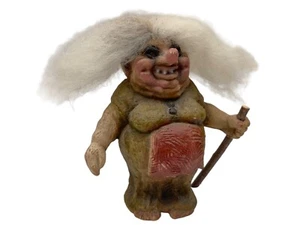 Troll di vecchie donne fatto a mano Nyform Norvegia con bastone da passeggio figura #140 - Foto 1 di 6