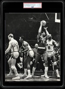 1966 NY Times Wilt Chamberlain Type 1 Photo Action Shot 76ers 22 PTS 28 REB PSA - Bild 1 von 2
