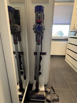 Dyson Staubsauger V8 inkl. Zubehör und Ständer - Bild 1 von 4