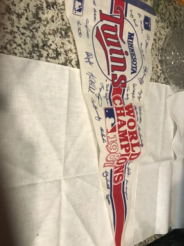 Vintage 1987 Minnesota Twins World Champions Baseball Team Sign Pennant Cover