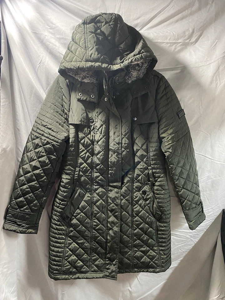 Abrigo largo con capucha Nicole Miller Studio Winter Puffer chaqueta verde medio Foto 1 de 4