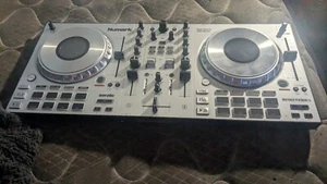 Numark Mixtrack Platinum FX Silver DJ Controller With In-Wheel Display - Picture 1 of 4