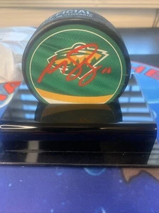 Matt Boldy Minnesota Wild Autogramm 2022-23 Reverse Retro Hockey Puck - Bild 1 von 3