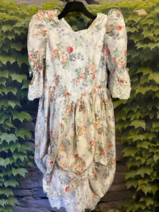 Romantisches Vintage-Kleid im floralen Design – Einzelstück mit Charme! Gr. 146 - Bild 1 von 5