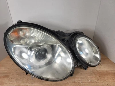 Farol de halogênio (direito, passageiro) fabricante de equipamento original l 2003-2006 Mercedes-Benz E320/E350 W211 - Imagem 1 de 4