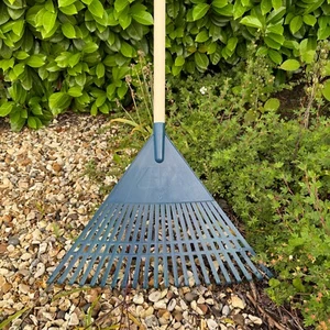 55cm Wide Heavy Duty Plastic Canadian Rake Lawn Leaves Garden + 115cm Handle - Picture 1 of 15