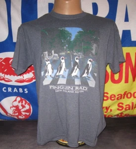 T-shirt PENGUIN ROAD New England acquario uomo grande adulto BOSTON MASSACHUSETT - Foto 1 di 4