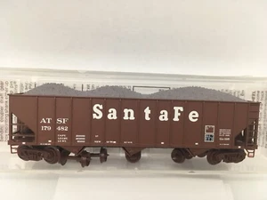 Micro Trains Spur N Santa Fe 100 Tonnen 3-fach offener Trichter mit Rippenseite ATSF 179482 - Bild 1 von 8