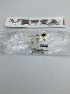 Emblema trasero Versa Nissan 2012-2019 nuevo OEM 90892-3BA0A - Imagen 1 de 2