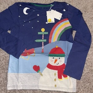 Mini Boden Christmas Scene Snowman Sleigh Rainbow T-Shirt NWT New 7/8 - Picture 1 of 3