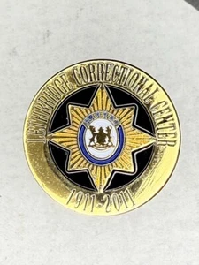 Centro Correccional Lethbridge Alberta Canadá 1911-2011 Solapa Pin Policía - Imagen 1 de 2