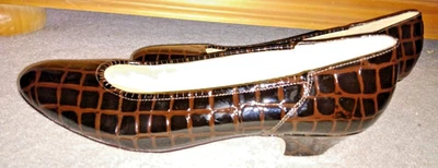 VTG NATURALIZER BROWN CROCODILE PRINT PATENT LEATHER PUMPS NEED HEEL CAPS 10 AA - Image 1 of 4