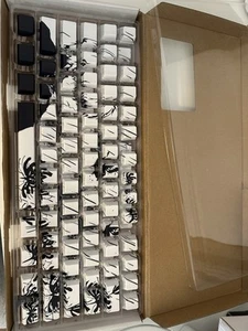 Casquettes à clés élégantes avec motif noir et blanc - Photo 1/2